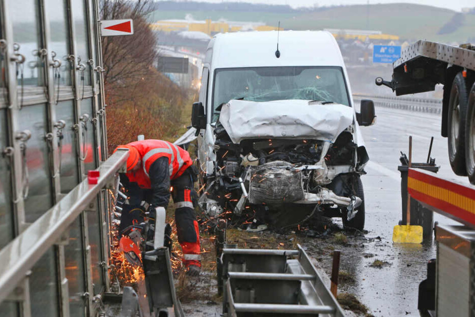 Der Bergungsdienst musste die zerstörten Leitplanken zurückbauen bevor die Unfallstelle komplett geräumt werden konnte.