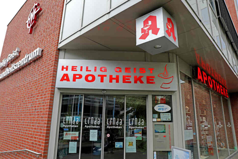 Der Schriftzug Apotheke leuchtet über der Heilig-Geist Apotheke.