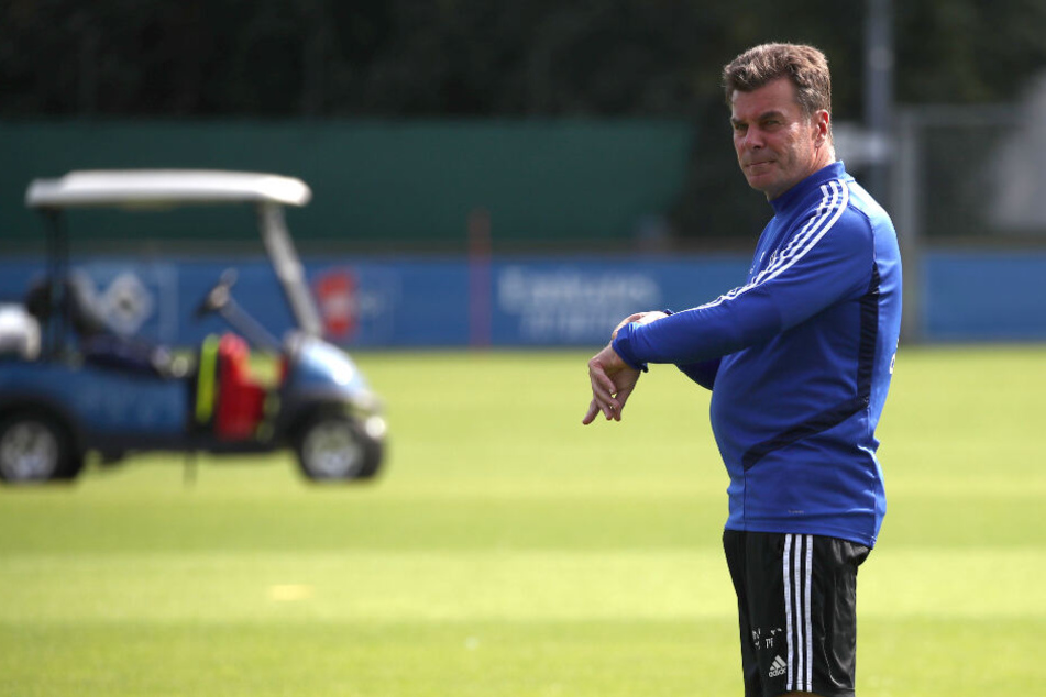 HSV-Trainer Dieter Hecking steht entspannt auf dem Trainingsplatz.