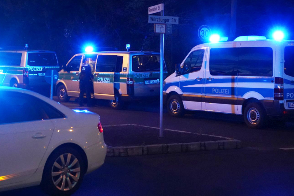 Das Foto zeigt Einsatzwagen der Polizei am Sonntagabend in der Bayreuther Straße in Aschaffenburg.