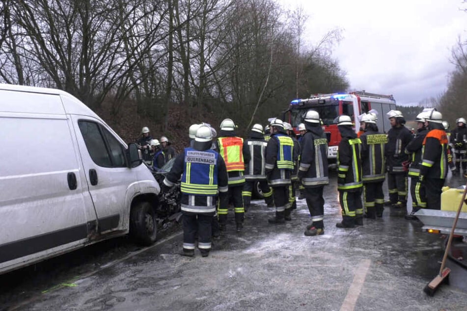 Zahlreiche Rettungskräfte stehen an der Unfallstelle.