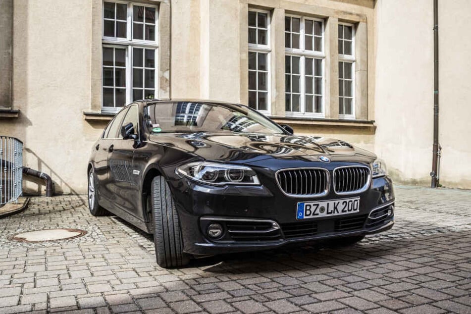 Das Dienstauto, ein 5er BMW, wurde über Nacht gestohlen.