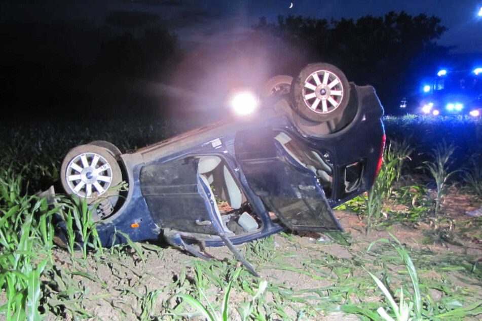 Auf dem Dach kam der Pkw Ford zum Liegen. Die beiden Insassinnen wurden schwer verletzt.