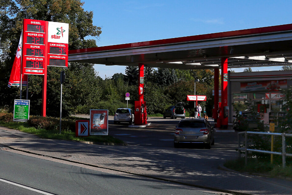 Die Star-Tankstelle in der Helbersdorfer Straße: Hier bedrohte ein Unbekannter am Samstagnachmittag eine Verkäuferin und forderte Zigaretten (Archivbild).