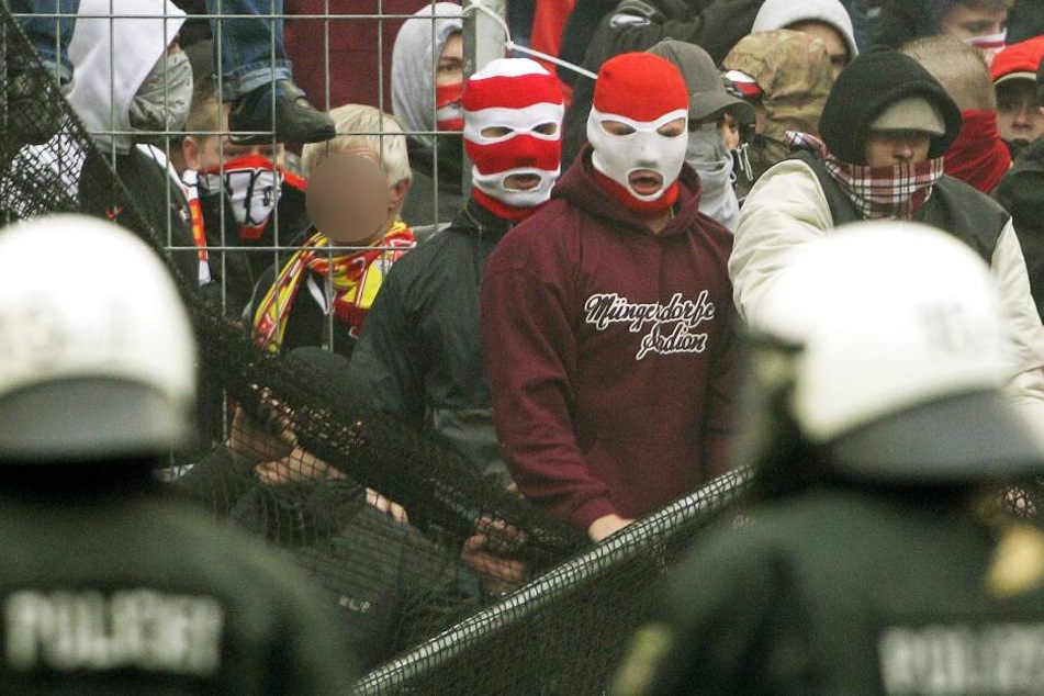 Die Polizei möchte am Samstag Ausschreitungen zwischen den Fanlagern aus Köln und Mönchengladbach verhindern (Symbolbild).