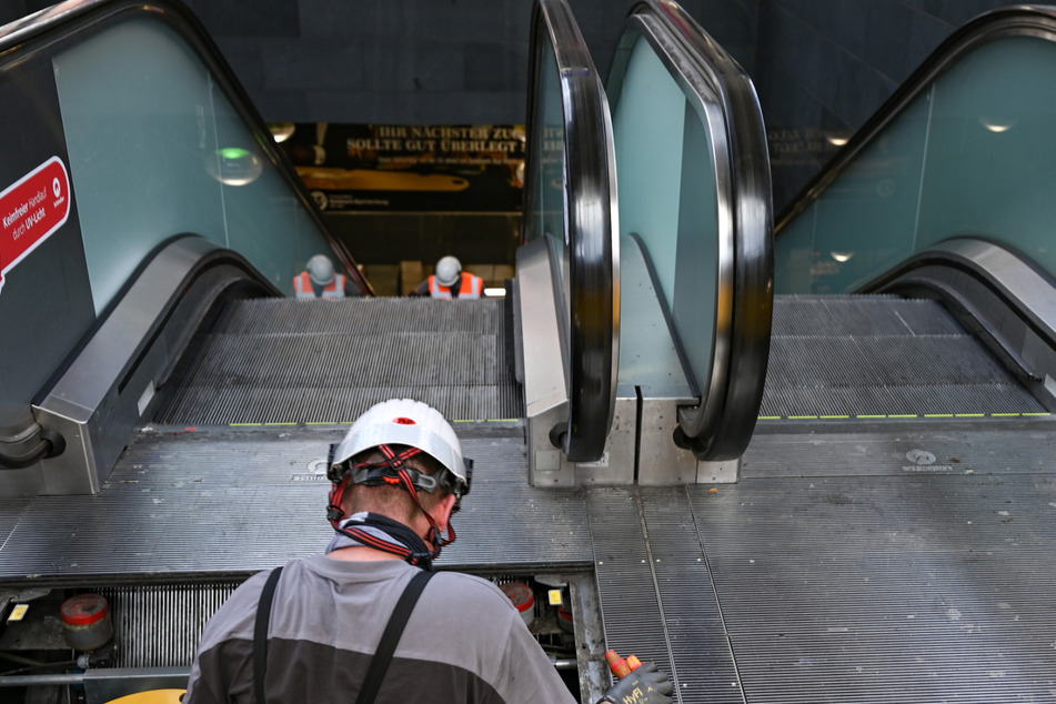 Ein Techniker der Firma Schindler arbeitet im Frankfurter Hauptbahnhof an einer Rolltreppe, deren Handläufe in einem Pilotversuch mit UV-Licht keimfrei gehalten werden sollen.