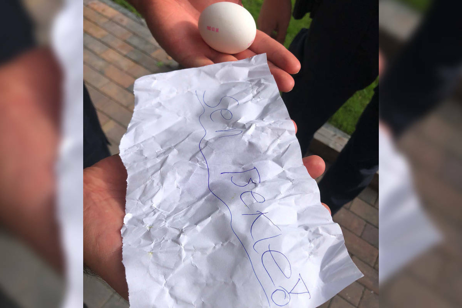 In der Nacht zu Dienstag ist ein in Papier gewickeltes, gekochtes Ei in Acarers Garten geworfen worden. Auf dem Zettel steht auf Türkisch: "Du wirst schon sehen."
