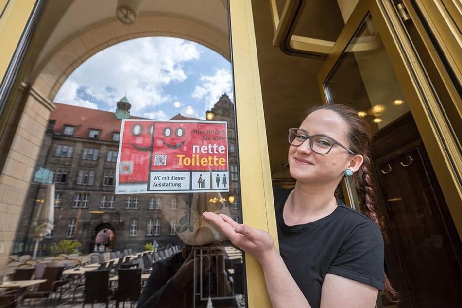 Im Sommer startet die "Nette Toilette" in Chemnitz. Anne-Katrin Feudel (22) hat das Schild am Eingang des Turmbrauhauses angebracht.