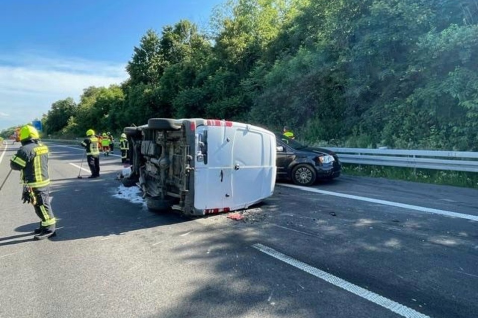 Bei einem Unfall mit einem Kleintransporter wurden drei Personen verletzt.