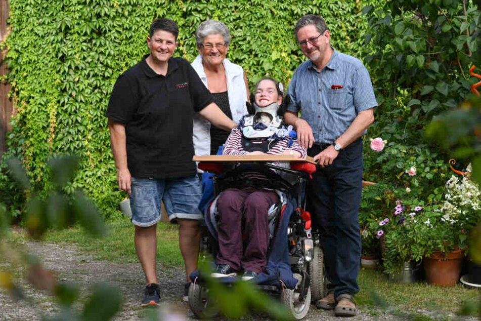 Lena zuhause in ihrem Garten mit ihren Eltern Susanne Wolff (l.) und Alexander Krengel (r.) sowie ihrer Oma Doris Wolff (2.v.l.).