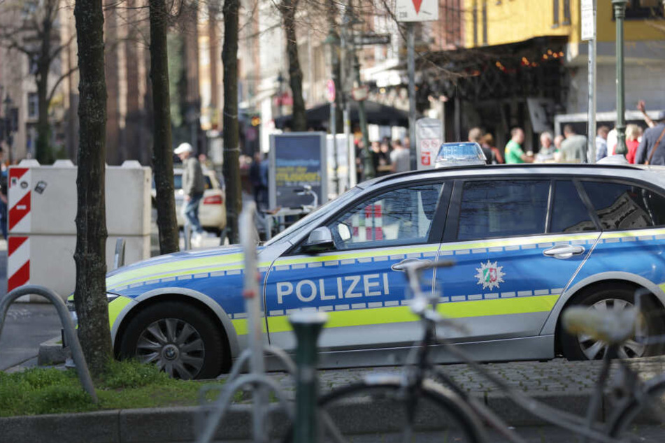 Ein Polizeiauto bei der Razzia.