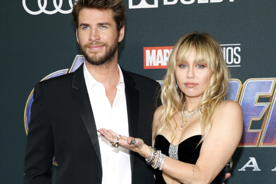 Miley Cyrus (r.) is reportedly not happy that Liam Hemsworth won't have a talk to get closure on their relationship.