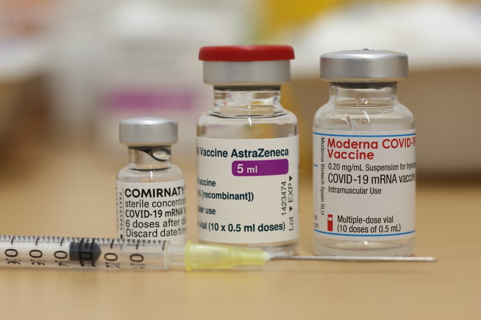 Ampullen mit dem Corona Impfstoff von Biontech Comirnaty , AstraZeneca und Moderna.
