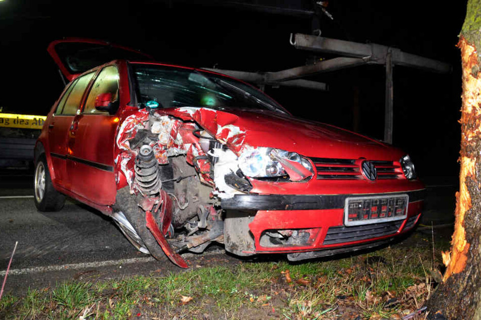 Die Fahrerin wurde bei dem Unfall leicht verletzt, ihre Beifahrerin blieb unverletzt.