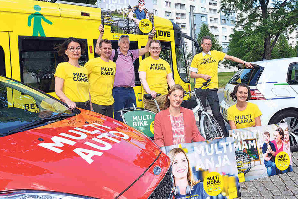 Zusammen mit vielen anderen werben Jörg Wendisch (62;v.l.) Anja Maatz (33)
und Kathrin Socher (35) mit eigenen Plakaten für Alternativen zum Auto.