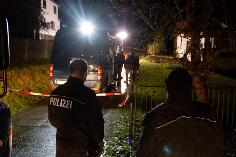 Die Polizei erwiderte das Feuer und schaltete den Verdächtigen aus.