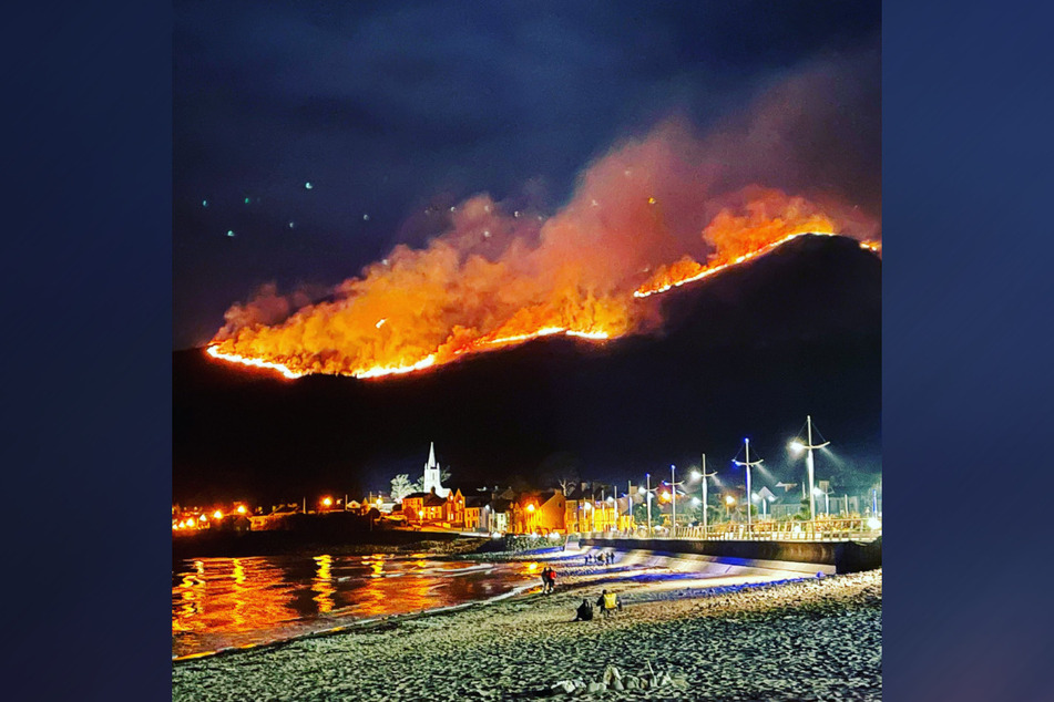 Las llamas arden en las montañas, causando daños masivos.