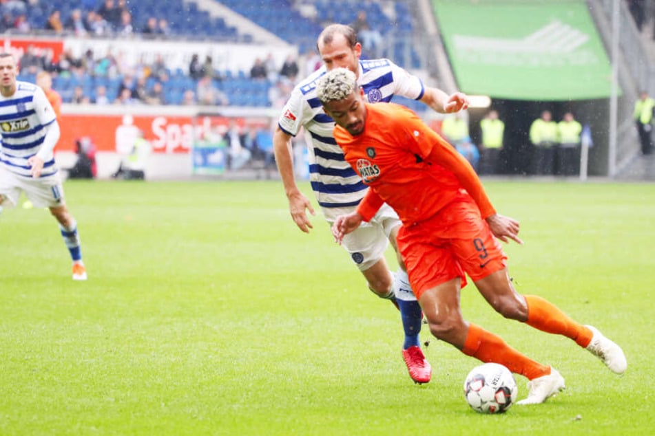 Sebastian Neumann (verdeckt) für den MSV Duisburg im Duell mit dem damaligen Auer Emmanuel Iyoha.