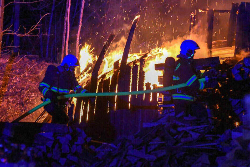 Als die Feuerwehr eintraf, stand eine Schutzhütte bereits in Flammen.