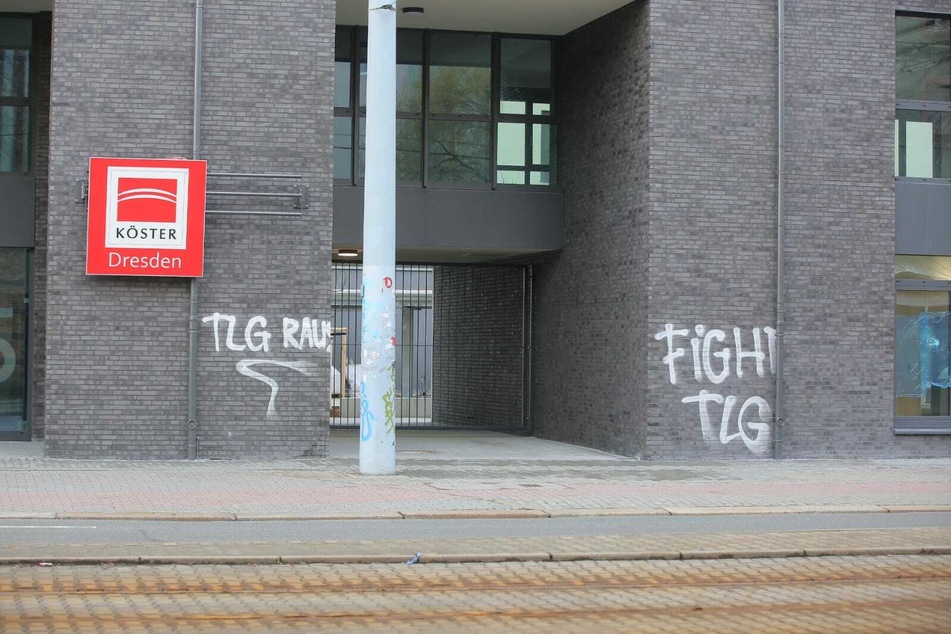 Die Graffiti wurden bereits am heutigen Donnerstagmorgen von Experten unter die Lupe genommen und sollen zeitnah entfernt werden.