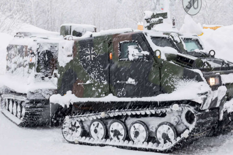 Nur die Bundeswehr kommt mit ihren Fahrzeugen gegen die Schneemassen noch an.