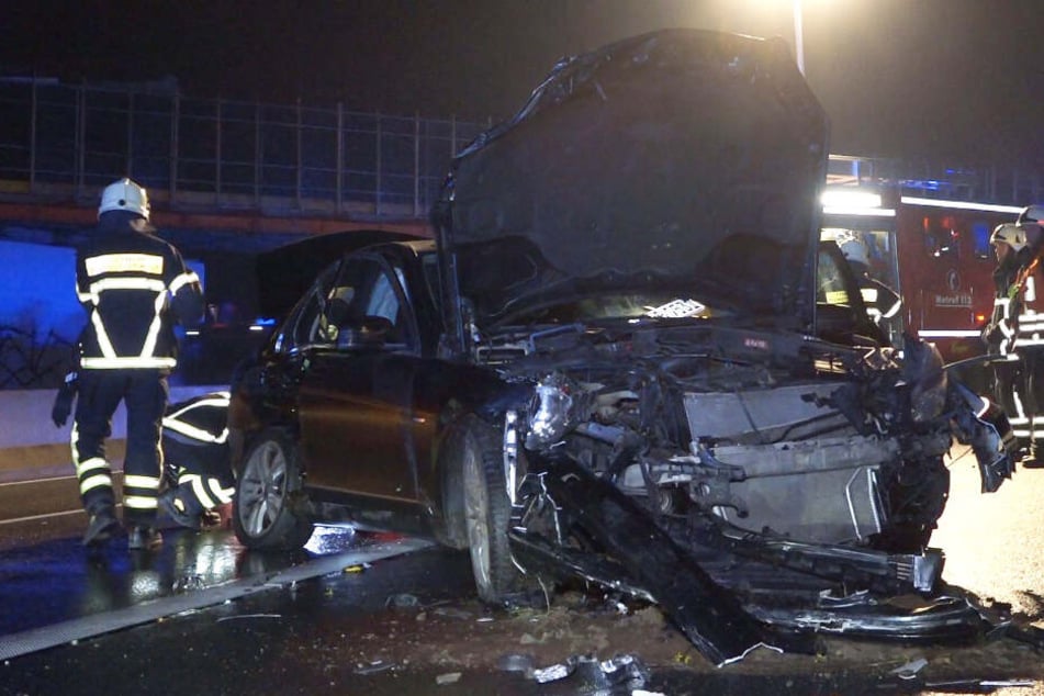 Ein Laster hatte nicht mehr rechtzeitig bremsen können und war in den Mercedes gekracht.