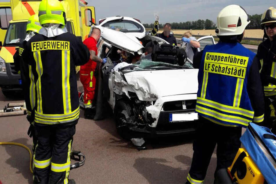 Die Rettungskräfte mussten den eingeklemmten und schwer verletzten Beifahrer aus dem Auto befreien.