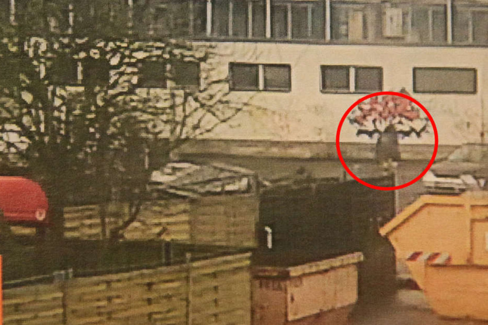 Auf einem Ausdruck zeigt die Polizei die Aufnahmen des Täters.