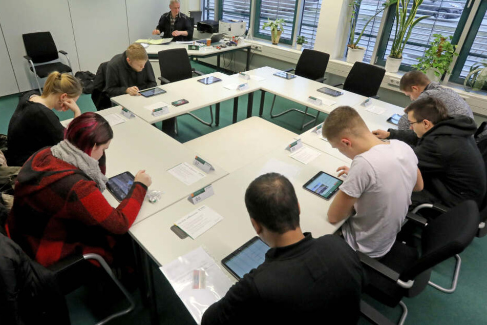 Bei der DEKRA findet eine theoretische Führerscheinprüfung statt.