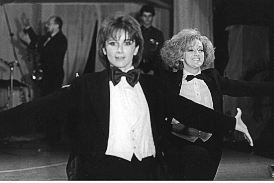 Dagmar Gelbke mit Tatjana Meissner 1987 im Varieté Mobil. Tatjanas Mann steuerte fürs Buch ein Risotto-Rezept bei.
