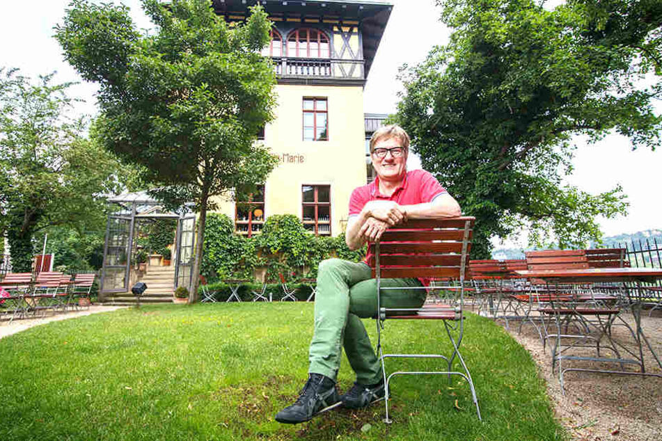 Wirt Klaus-Karsten Heidsiek 2014 vor der im Toskanischen Stil errichteten "Villa Marie".