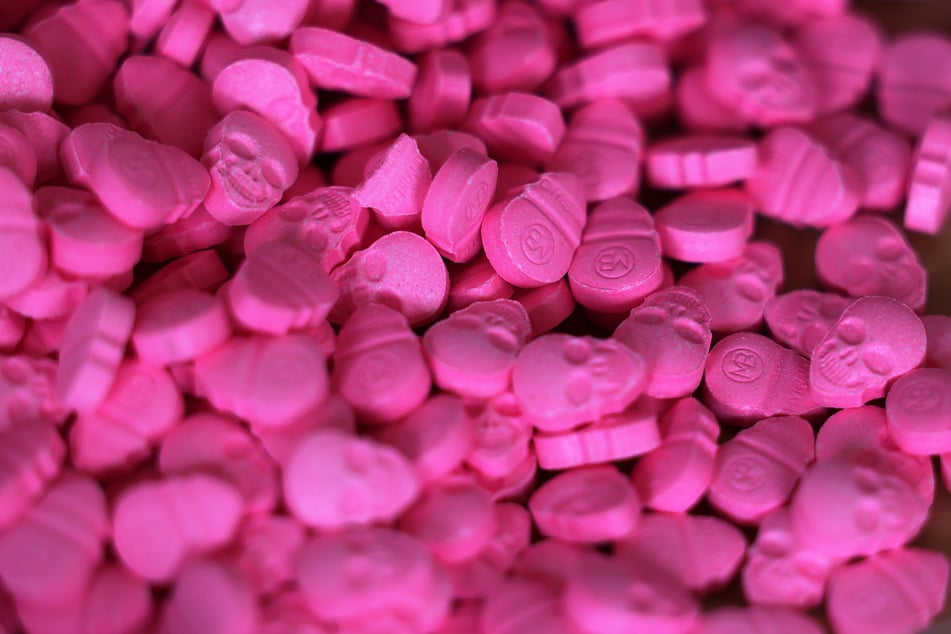 Ecstasy-Tabletten in Form von Totenköpfen – ein 16-jähriges Mädchen starb 2020 an einer von den Drogen ausgelösten Hyperthermie. (Symbolbild)