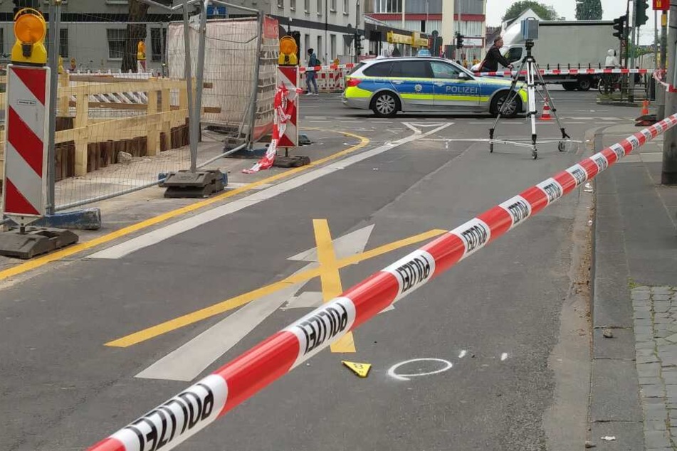 Die Polizei bei der Unfallaufnahme in Köln-Ehrenfeld.
