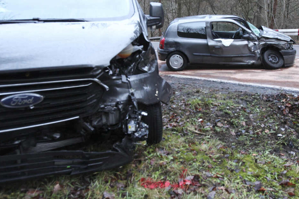 Beide Fahrzeuge wurden durch den Aufprall beschädigt, insbesondere der Peugeot.