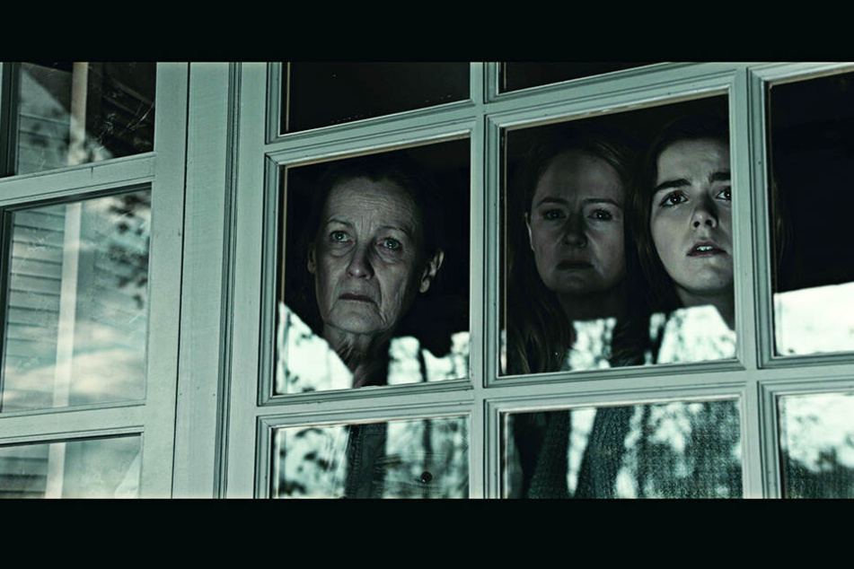 Von rechts: Ally (Kiernan Shipka), Kelly (Miranda Otto) und Lynn (Kate Trotter) beobachten das Geschehen aus trügerischer Sicherheit.