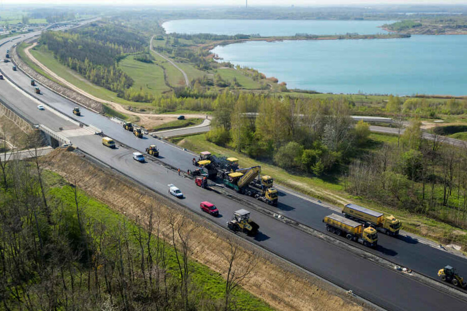 So sieht die Strecke bei Espenhain gerade aus. Mit zwei Asphaltfertigern wird die Deckschicht auf der neuen A72 aufgebracht.
