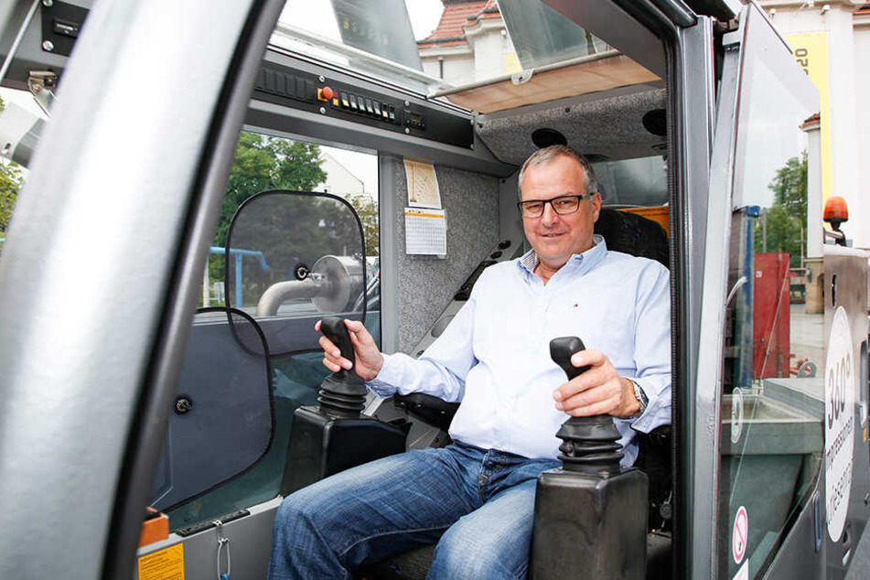 Chef Oscar Bruch (56) ist für den Aufbau extra nach Dresden gekommen.