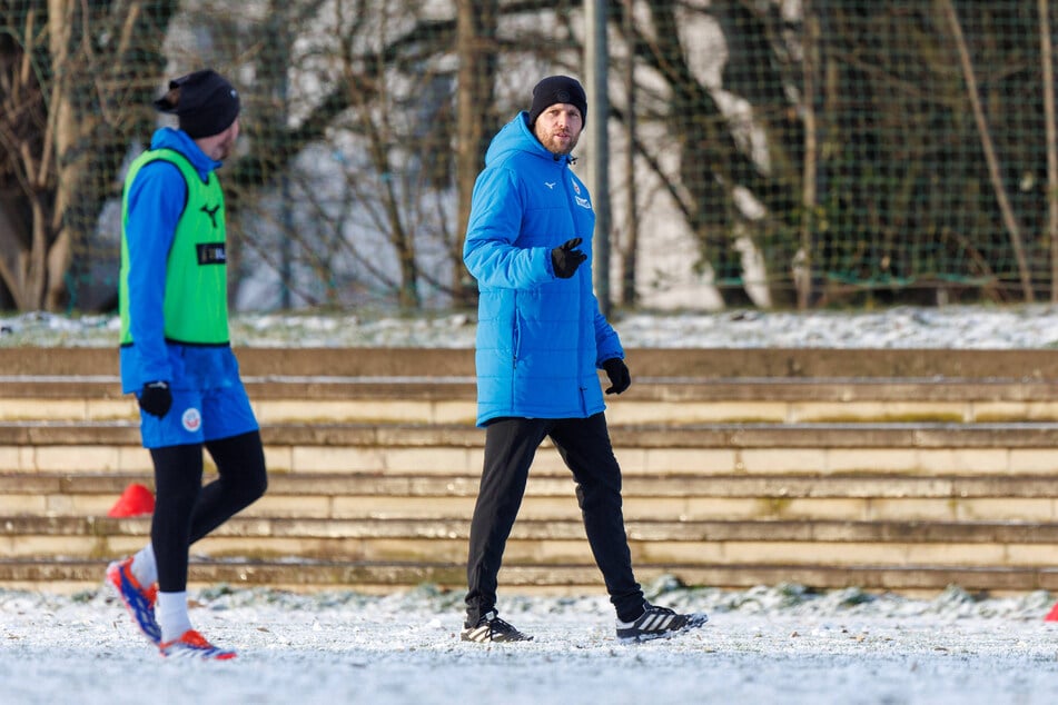 Hansa-Coach Daniel Brinkmann (r.) überraschte im Härtetest gegen Bielefeld wohl auf einer Position. (Archivbild)