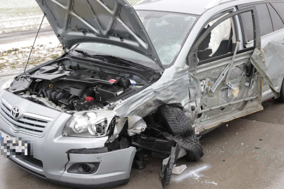 Der Crash zwischen dem Toyota und dem Dacia forderte zwei Leichtverletzte.