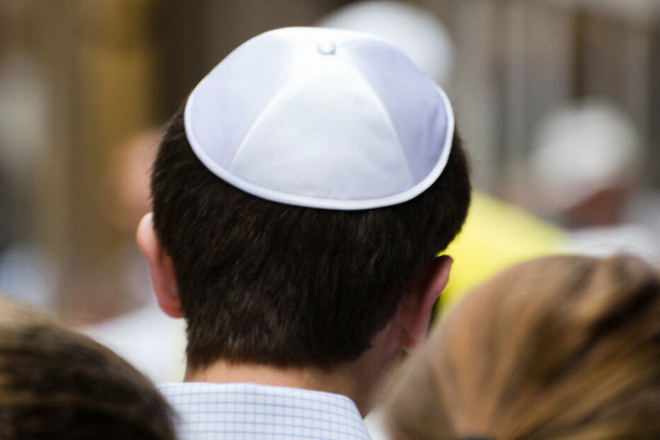 Ein 70-jähriger Mann ist am Montag in Berlin-Pankow von einem unbekannten Täter antisemitisch beleidigt und angegriffen worden. (Symbolbild)