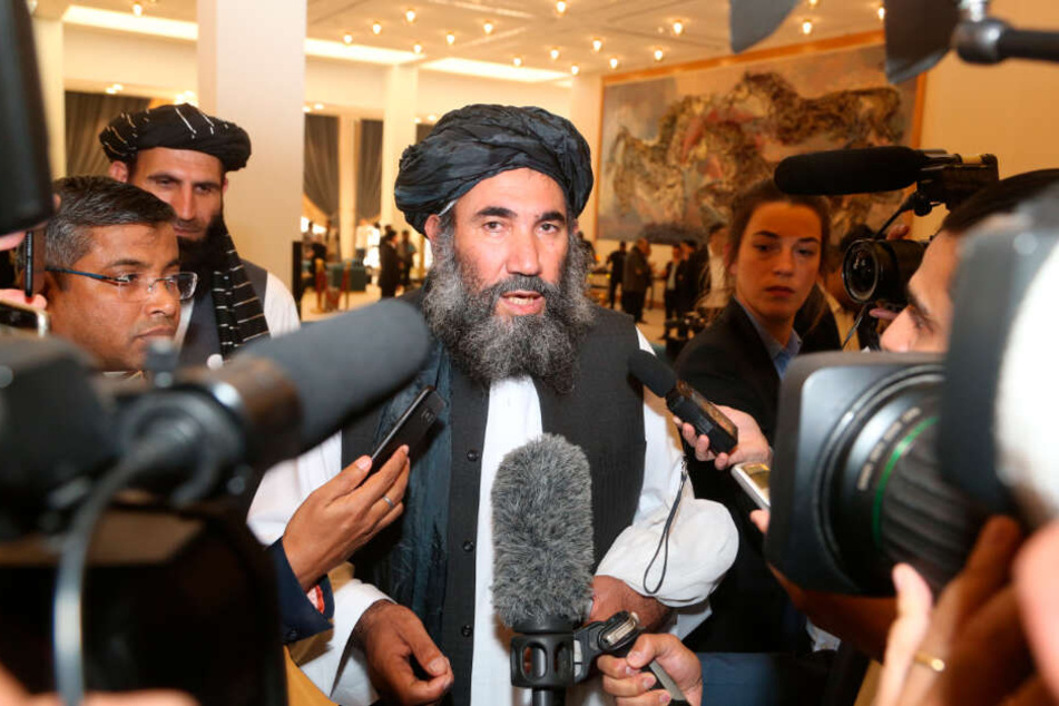 Doha: Mullah Abdul Salam Zaeef (M), Anführer der Taliban, spricht zu Journalisten.