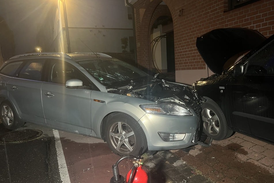 Der silberne Ford kam erst an einem geparkten Auto zum Stehen.