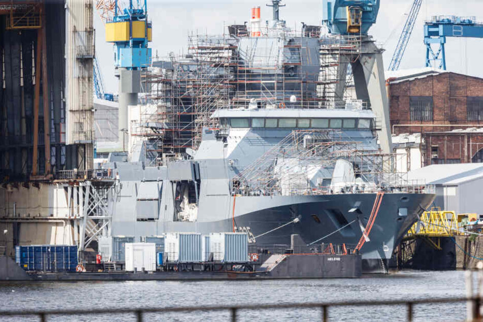 An der "Rheinland-Pfalz" wurde im Mai 2018 im Dock der Werft Blohm+Voss noch viel gearbeitet.