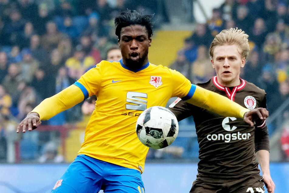 Joseph Baffo (l.) im Trikot von Eintracht Braunschweig im Zweikampf mit St. Paulis Flügelflitzer Mats Möller Daehli.