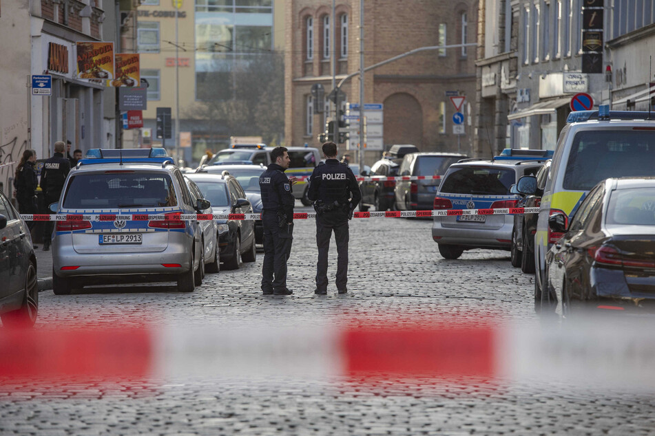 Die Polizei sperrte den Tatort in der Schmidtstedter Straße ab.