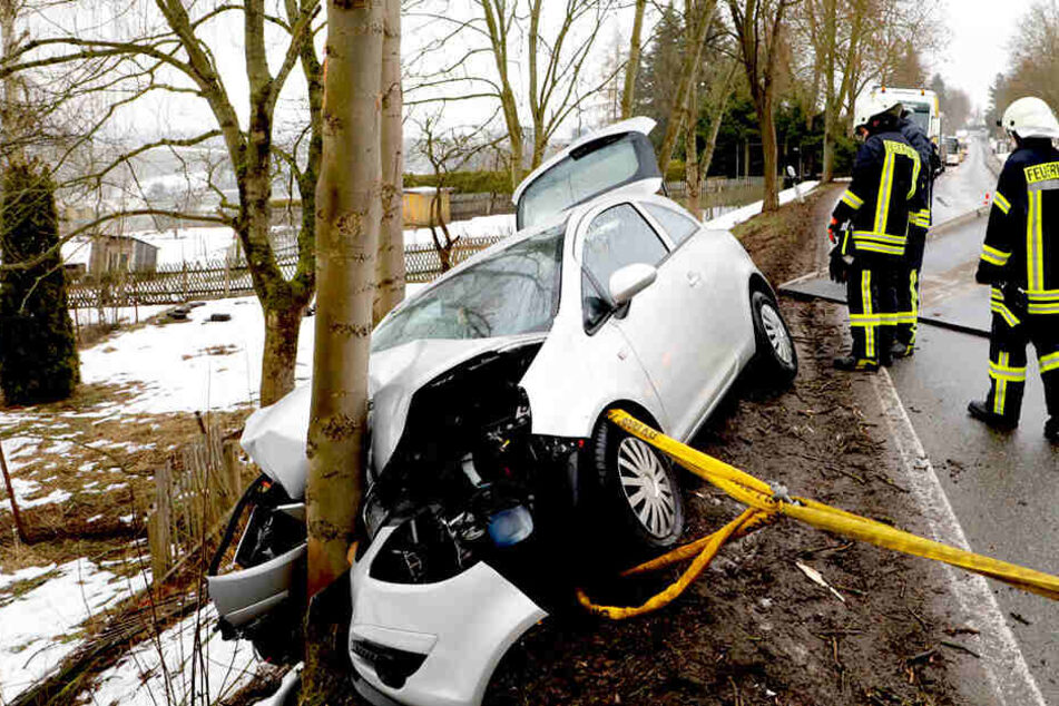 Der Fahrer des Wagens konnte sich selbst aus dem Auto befreien.
