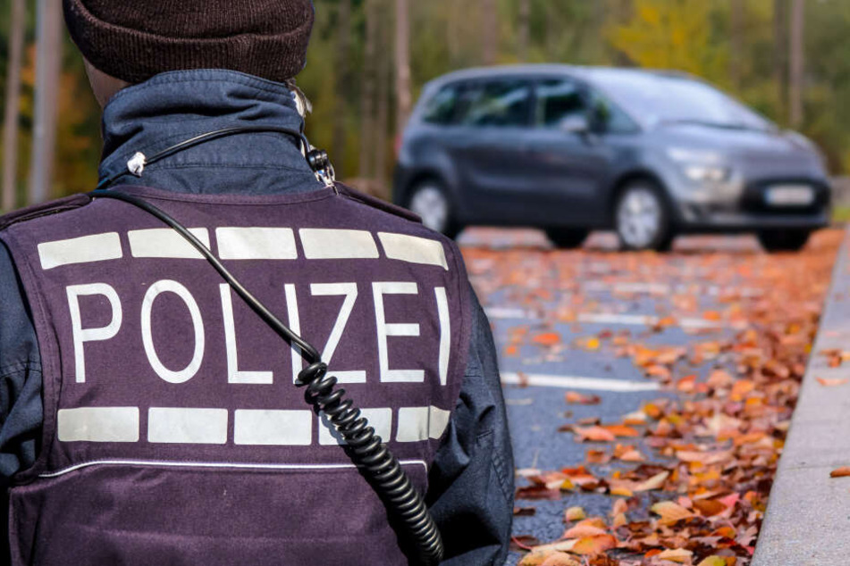 Fotomontage: Als der Anwohner den Innenraum des geparkten Autos genauer betrachtet hatte, rief er umgehend die Polizei (Symbolbild).