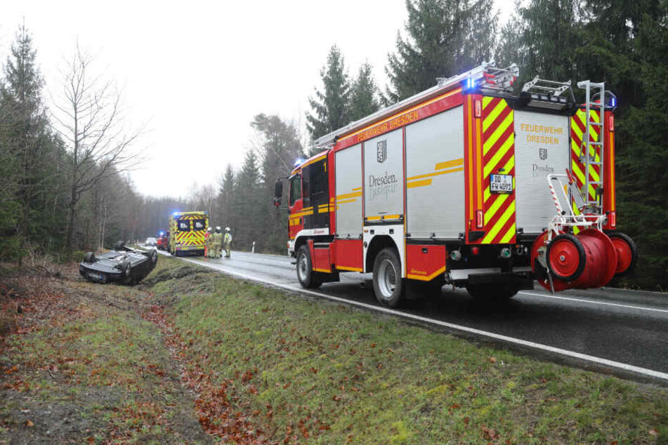Rettungskräfte kümmerten sich um den verunfallten Fahrer.