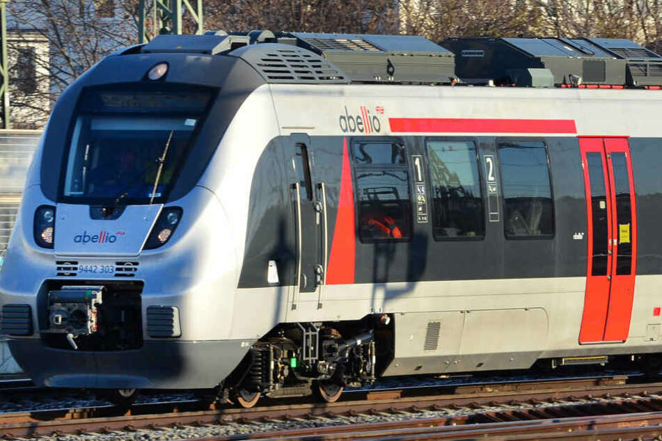 Ein Abellio-Lokführer ist am Mittwochabend auf dem Magdeburger Hauptbahnhof von einem 29-Jährigen mit einem Messer attackiert worden. (Symbolbild)
