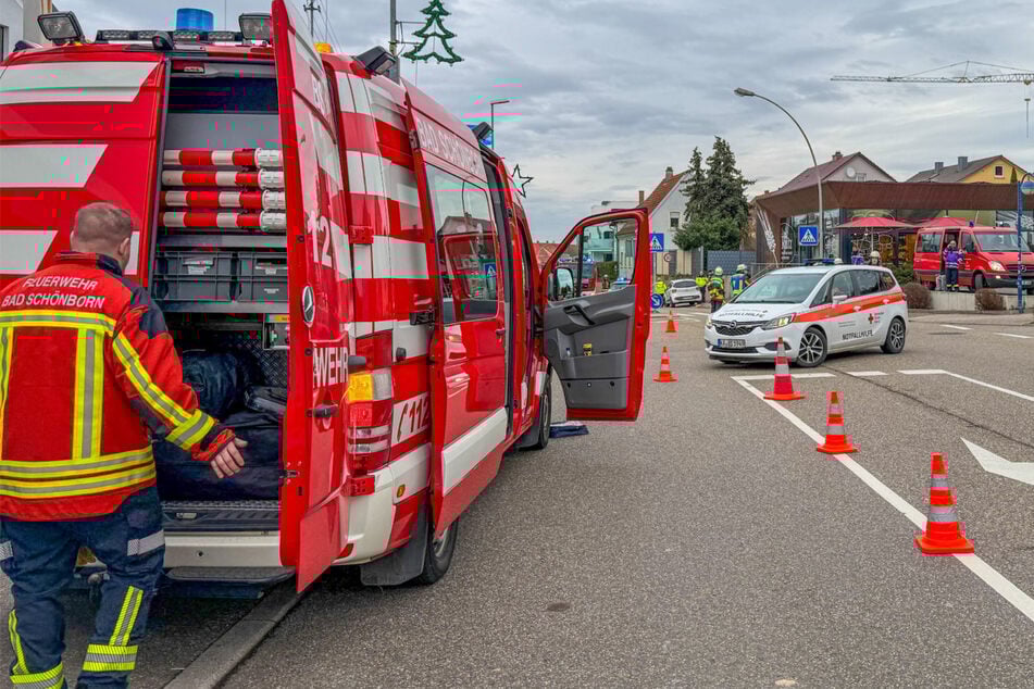 Das Kind wurde beim Überqueren eines Zebrastreifens von einem Auto erfasst.